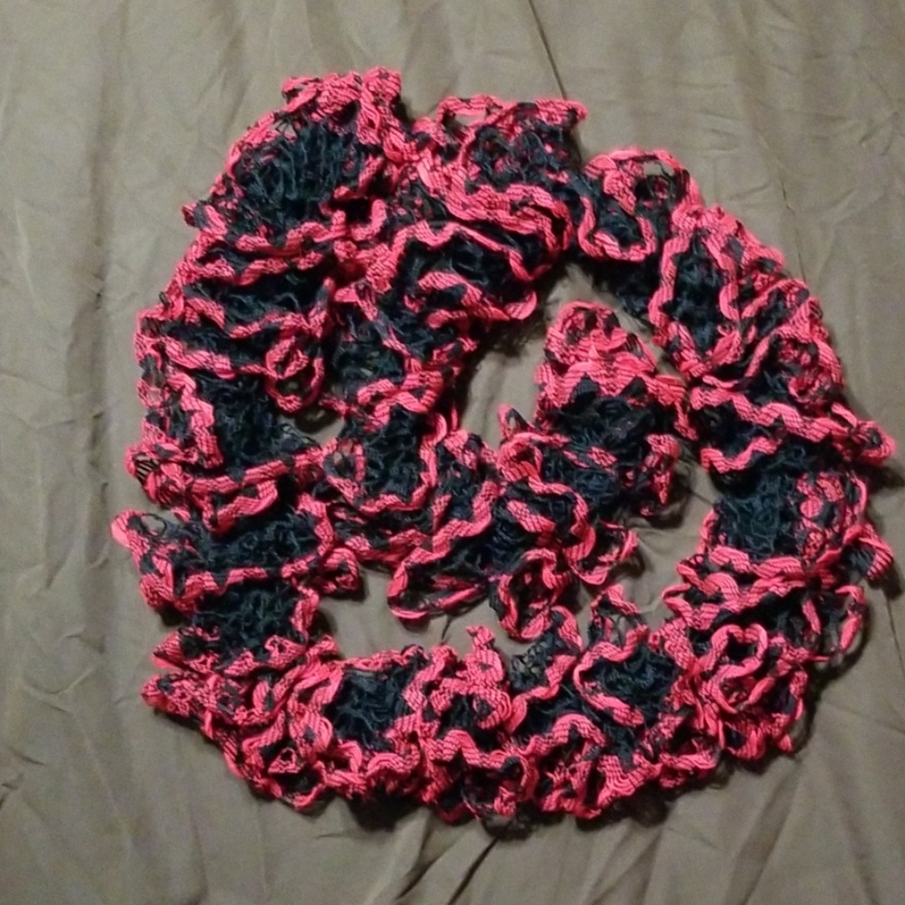Red/Black Ruffle Scarf